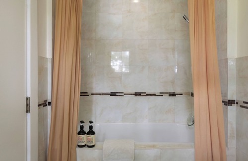 Adams Bed & Breakfast | Artistic Getaway at The Trail in Adams - Family-Friendly Retreat