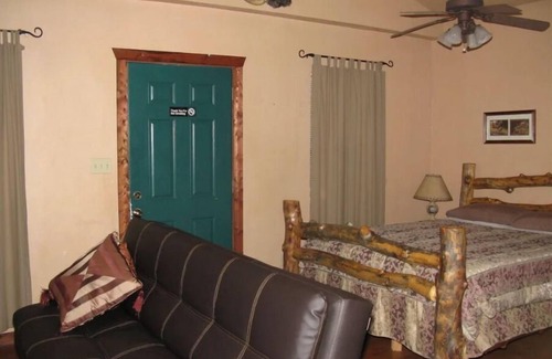 Sulphur Cabin | Cozy Trapper Cabin: Family-Friendly with Breakfast Included