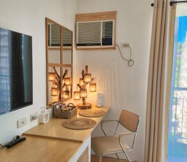 Lahug Apartment | Highly Rated The Traveller's Haven with Oceanfront Pool