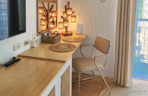 Lahug Apartment | Highly Rated The Traveller's Haven with Oceanfront Pool