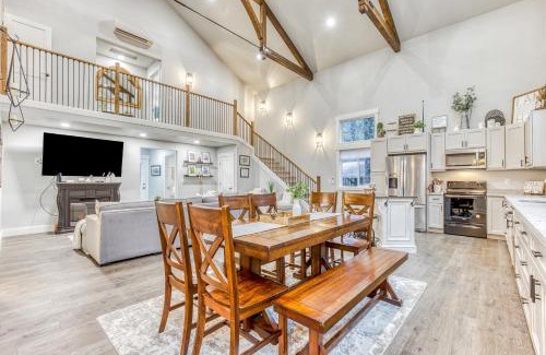 Welches House | Discover The Tree Cabin, Pleasant Pines & Cozy Casita Retreat