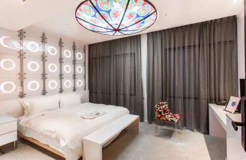 Cianjin District Hotel | Discover Comfort at The Tree House with Pool & Restaurant