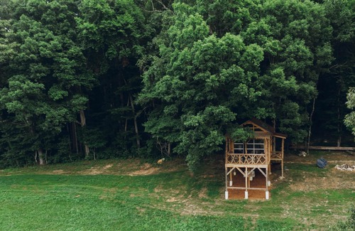 Washburn House | Escape to The Tree House at Bear Creek Lodge with Kitchen