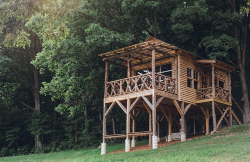 Washburn House | Escape to The Tree House at Bear Creek Lodge with Kitchen