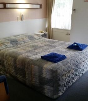 Narooma Hotel | Relax at The Tree Motel with Oceanfront and Pool Access