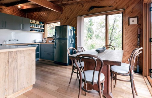 Riverside House | The Treehouse: A Mile Away & Only Minutes to town