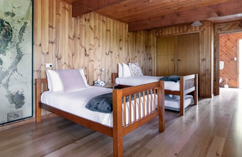 Riverside House | The Treehouse: A Mile Away & Only Minutes to town