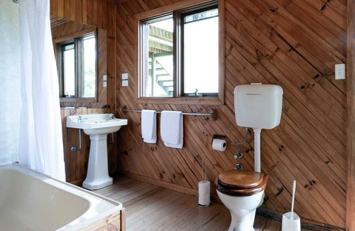 Riverside House | The Treehouse: A Mile Away & Only Minutes to town