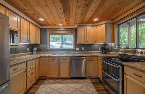 Innsbrook Ski Chalet | Premier Treehouse at Cedar Falls with Oceanfront Views
