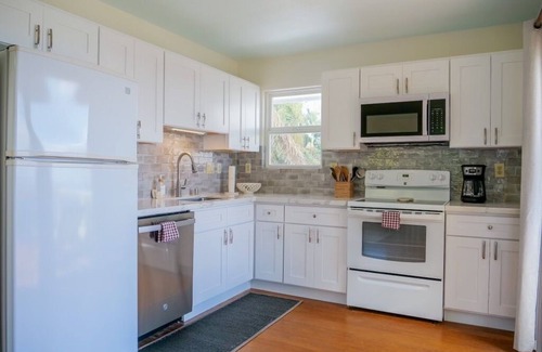 Hakalau House | Oceanfront Escape: Guest Rated 9.6 with Pool & Breakfast