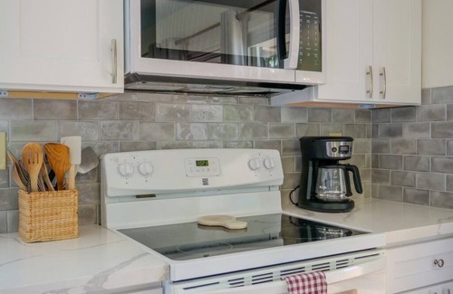 Hakalau House | Oceanfront Escape: Guest Rated 9.6 with Pool & Breakfast