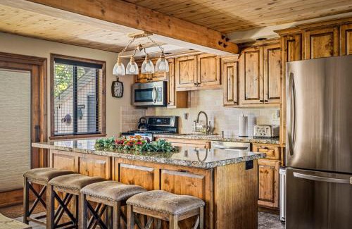 Upper Moonridge House | Inviting Treehouse Cottage A-Frame with Hot Tub & Family Friendly
