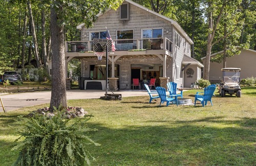 Higgins Lake House | Cozy Tree House with Hot Tub & Fireplace - Steps to Lake