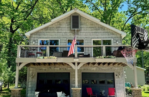 Higgins Lake House | Cozy Tree House with Hot Tub & Fireplace - Steps to Lake