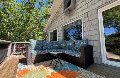 Higgins Lake House | Cozy Tree House with Hot Tub & Fireplace - Steps to Lake