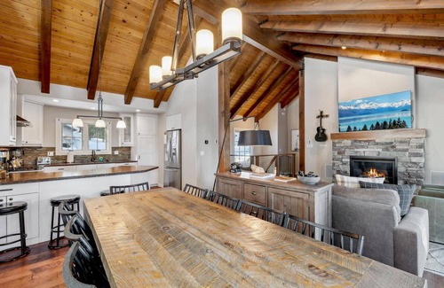 Kingswood Estates Cabin | Tahoe Treehouse: Newly Remodeled with Hot Tub & King Beds