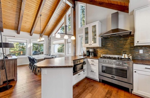 Kingswood Estates Cabin | Tahoe Treehouse: Newly Remodeled with Hot Tub & King Beds