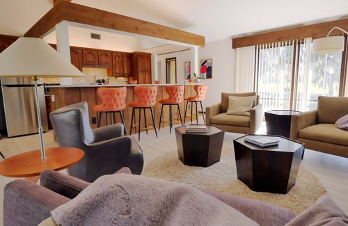 Fellowship House | Convenient Stay Near WEC & HITS with Golf Course Access