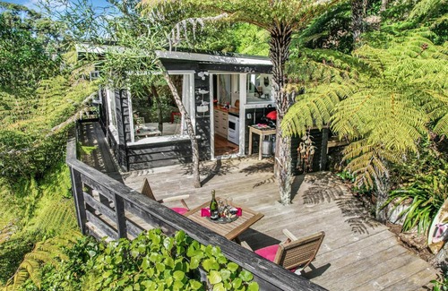 Raglan House | Oceanfront Getaway at The Treehouse - Raglan Studio