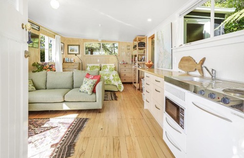 Raglan House | Oceanfront Getaway at The Treehouse - Raglan Studio