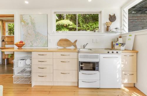 Raglan House | Oceanfront Getaway at The Treehouse - Raglan Studio