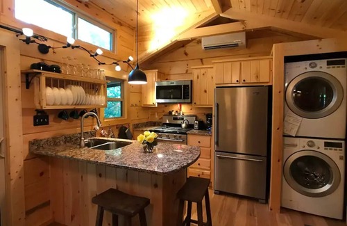 Jamestown Cabin | Unforgettable The Treehouse: Honeymoon Cabin with Hot Tub