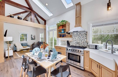 Altadena House | The TrendSetter: Near Universal Studios, Crypto Arena, and the Rose Bowl