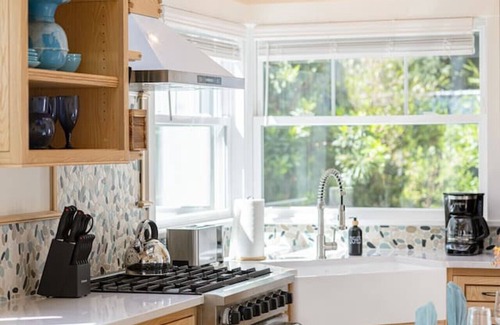 Altadena House | The TrendSetter: Near Universal Studios, Crypto Arena, and the Rose Bowl