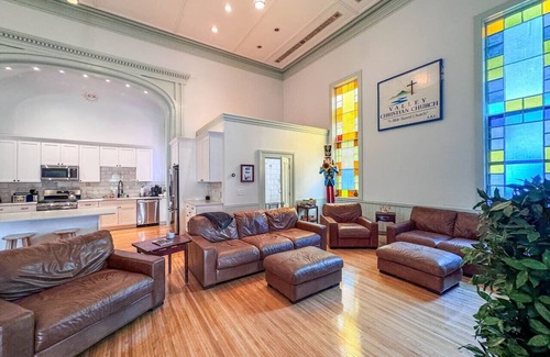 Conway House | The Trilogy | Sleeps 36, 3 Hot Tubs, 19 Beds, Pond