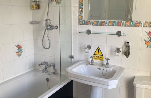Petersfield Hotel | Welcoming The Trooper Inn: Family-Friendly Stay with Dining
