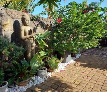 Albion Villa | Pet-Friendly Retreat at The Tropical Paradise with Ocean Views