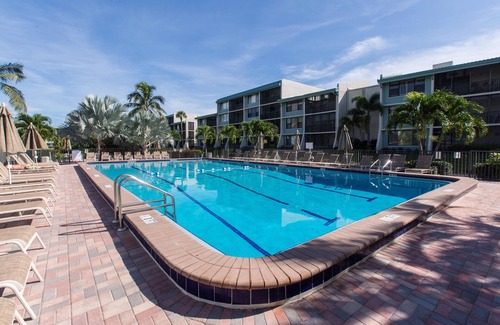 Sanibel Condo | Experience The Tropical Penthouse: Oceanfront Family Retreat