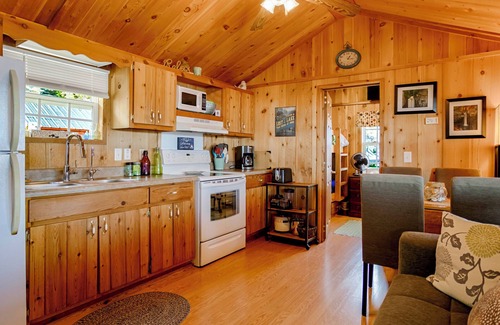 Valois Cottage | Modern 2 Bedroom Seneca Lake Retreat with Spa & Hot Tub