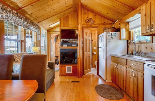 Valois Cottage | Modern 2 Bedroom Seneca Lake Retreat with Spa & Hot Tub
