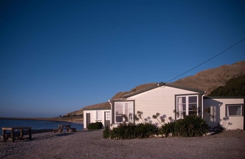 Glenburn House | Experience the Kiwi Bach, Steps from the Ocean Coastline