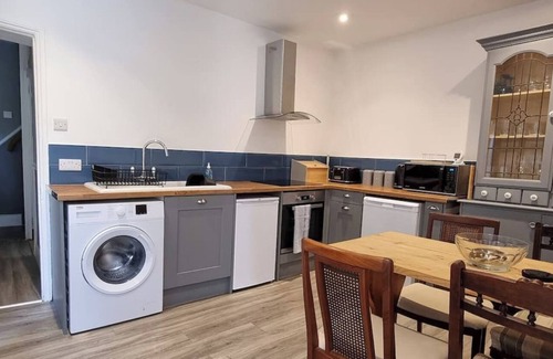 Old Town Hastings House | Central Haven: Family-Friendly Stay with Parking & Breakfast
