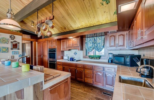 Sparta House | Unwind at The Tulip Tree Bay Lodge with Ocean View & Spa