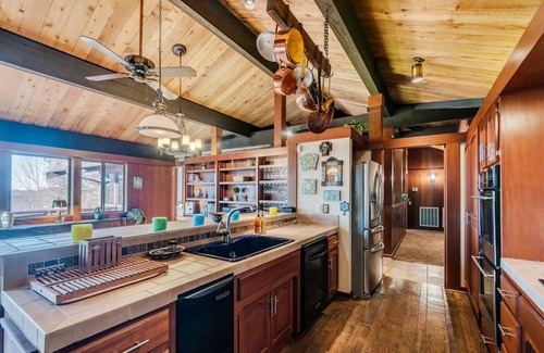 Sparta House | Unwind at The Tulip Tree Bay Lodge with Ocean View & Spa