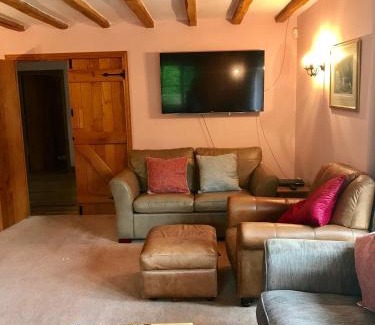 Petersfield House | Inviting Turkey House: 4-Star Stay with Family-Friendly Amenities