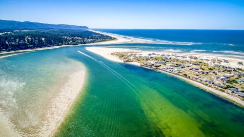 Waldport House | Experience The Turtle's Nest: Pet-Friendly 4-Star Retreat