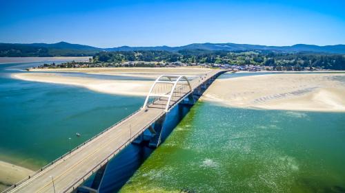 Waldport House | Experience The Turtle's Nest: Pet-Friendly 4-Star Retreat