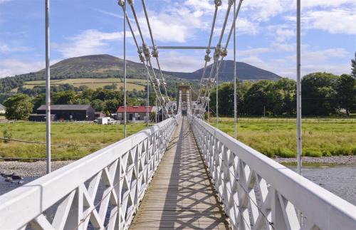 Gattonside Apartment | Discover The Tweed: Family-Friendly Stay in Melrose