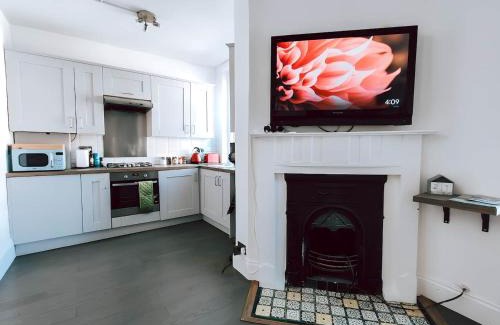 South Twickenham Apartment | Lovely Two Bedroom Apartment in Strawberry Hill Awaits