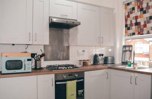 South Twickenham Apartment | Lovely Two Bedroom Apartment in Strawberry Hill Awaits
