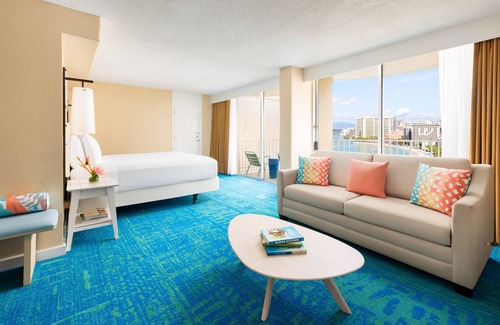 Waikiki Hotel | Discover The Twin Fin Hotel: Poolside Relaxation Awaits