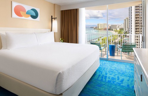Waikiki Hotel | Discover The Twin Fin Hotel: Poolside Relaxation Awaits