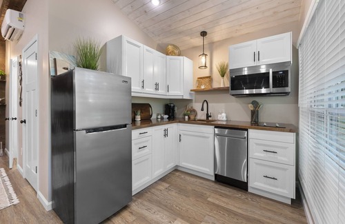 Burfordville Cabin | Experience The Twisted Sassafras Treehouse with Ocean View