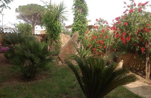 La Caletta House | Relax at The Two Palms: Oceanfront Oasis for Families