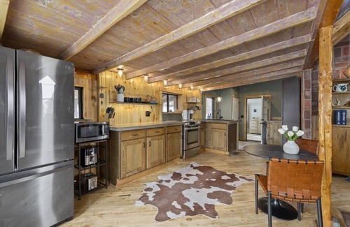 Coal Creek Cabin | Experience Tyrolean Lodge: Hot Tub & Scenic Views Await