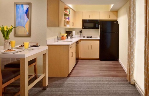 Sandy Springs Resort | Discover Atlanta: Full Kitchen & Free Breakfast Awaits!